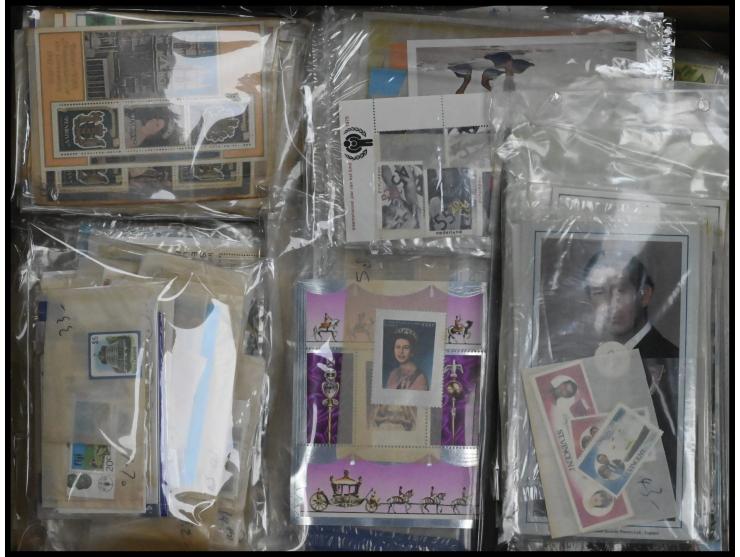 mostly mint complete sets, assorted. Large quantity. Please view.