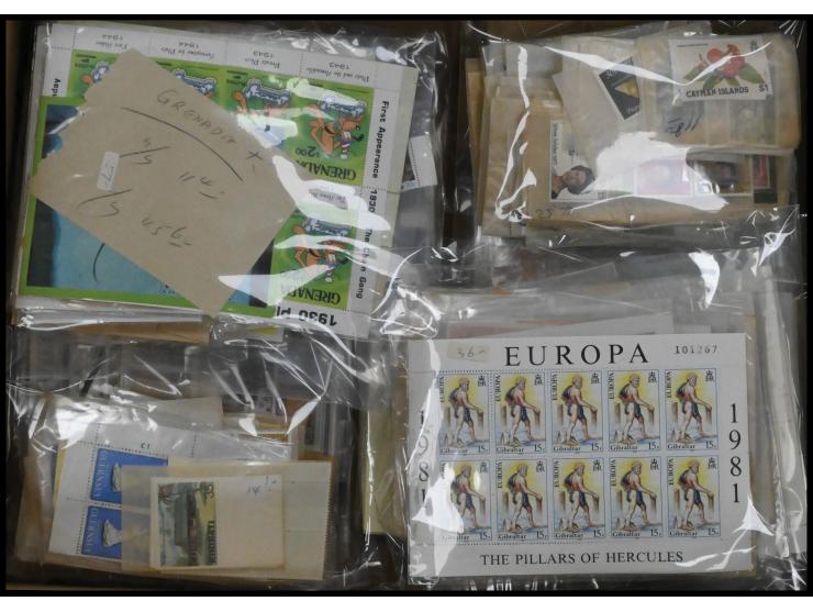 plus a few Singapore postal covers and UN FDCs. Large quantity. Please view.