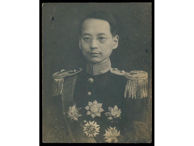 presenting a formal and dignified Republican-era military and political image. Ye Gongchuo was a renowned modern Chinese poli