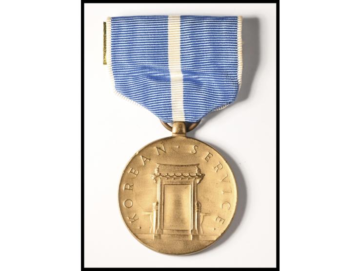 bronze medal showing the Namdaemun Gate on obverse and the yin-yang emblem with “United States of America” on reverse. With o